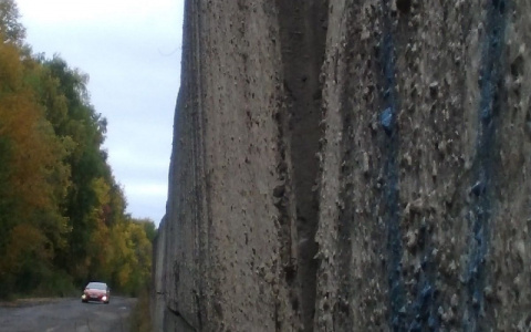 «Плиты уже падали»: жители Лянгасово жалуются на опасное бетонное ограждение