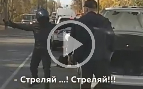 Сотрудники полиции Кирова нашли водителя, угрожавшего байкеру автоматом Калашникова