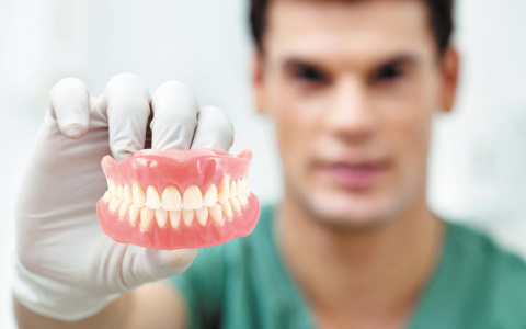 «Протезировать зубы ездим только в Киров»: почему к вятским стоматологам приезжают из Германии