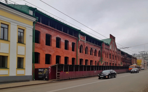 В здании сгоревший «Фабрики» выстроили каркас и положили крышу