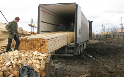 На предприятии Кировской области кусок бруса вылетел из станка в рабочего