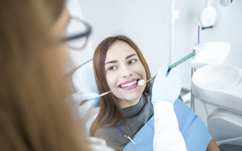 Прочность и долговечность: чем еще зубная вкладка отличается от пломбы?