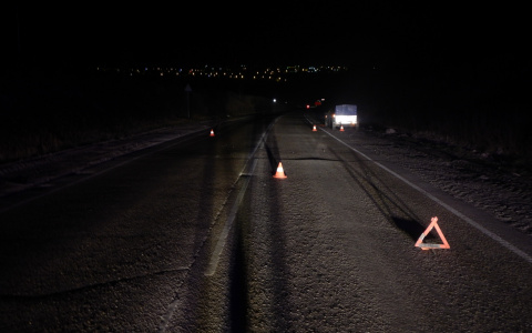 В Кировской области водитель Lada сбил сидящего на дороге мужчину