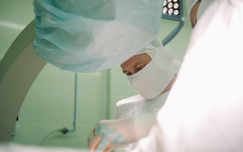 Кировские врачи спасли мужчину, по которому проехал автомобиль