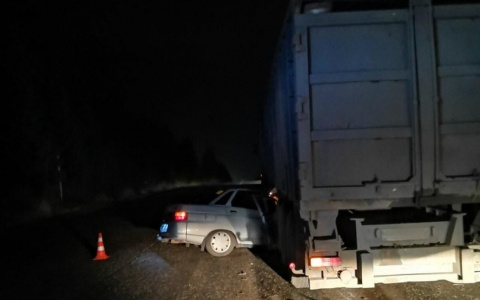 В Омутнинске ВАЗ столкнулся с грузовиком: 5 человек получили травмы