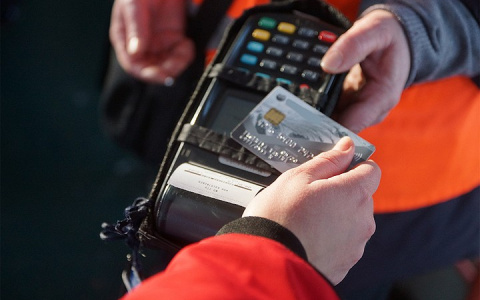 Жители Вятских Полян могут оплачивать проезд бесконтактной банковской картой