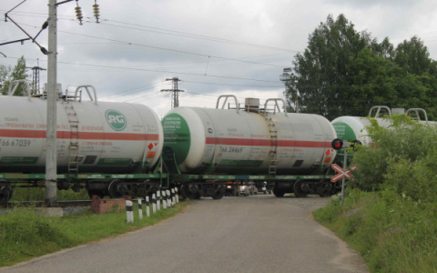 В Лянгасово людям приходится лезть под поезд, чтобы попасть домой