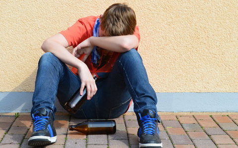 Кировских родителей оштрафовали за употребление алкоголя их детьми-подростками