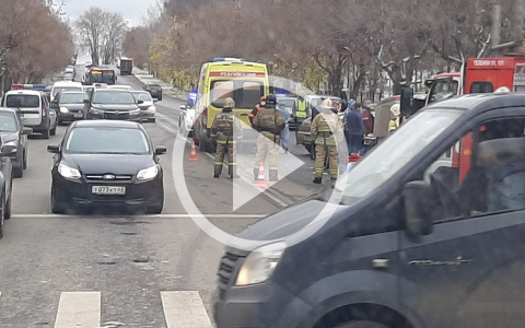 В Кирове ВАЗ "перевернул" машину скорой: на месте работает реанимация