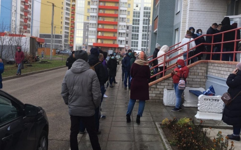 В Чистых прудах 8 врачей, из которых 6 болеют: на улице образовалась очередь за медпомощью