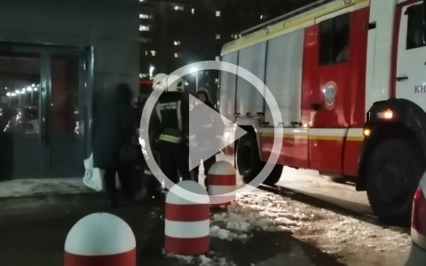В жилой комплекс "Алые паруса" по ложной тревоге прибыли 6 пожарных машин
