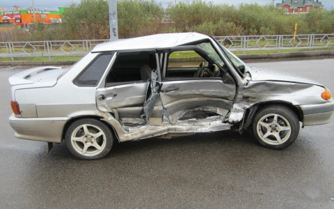 «Машины всмятку»: в Кирове за день на двух перекрестках произошло 2 серьезных ДТП