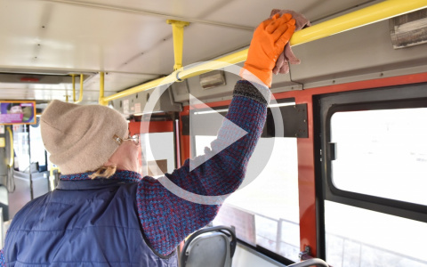 В общественном транспорте Кирова появились диспенсеры с антисептиком