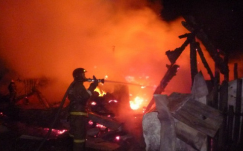 В Кировской области женщина погибла в пожаре из-за уснувшего соседа