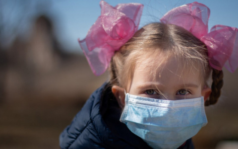 Путин поручил увеличить выплаты родителям детей до 7 лет по больничным