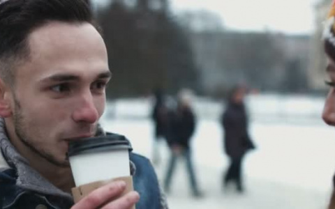 "Не пить кофе на улице": стоматолог рассказала, как не остаться без зубов в холода