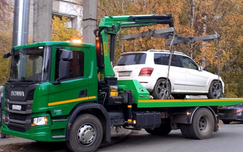 В Кирове женщина сбила приставов, которые пришли изъять ее машину
