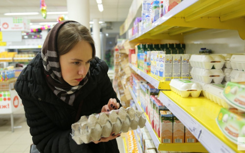 64% молодых семей в РФ могут позволить купить себе только еду и одежду