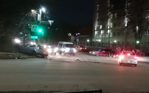 Авария на Московской в Кирове: двое пострадавших обездвижены