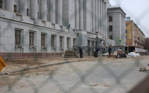 Проезд на Театральной площади незаконно перекрыт после ремонта "серого дома"