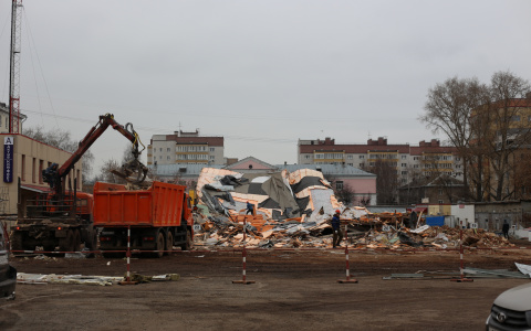 Фото: в Кирове начали сносить здания Октябрьского рынка