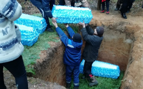 4 мальчиков, погибших в пожаре в деревне Ложкари, похоронили в одной могиле