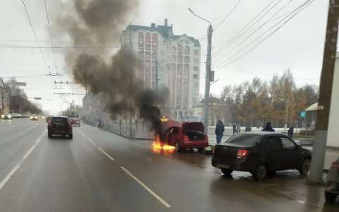 Утром на центральной улице Кирова загорелся автомобиль