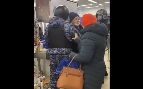 В кировском магазине росгвардейцы пытались задержать покупателя, который был в маске