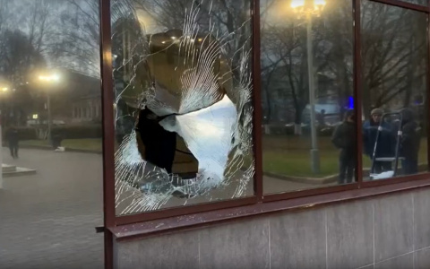 В отношении мужчины, бросившего кирпич в здание правительства, возбудили уголовное дело