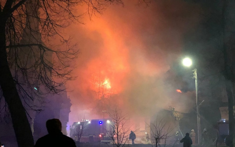 На Казанской в Кирове горит дом: на месте работают спасатели и медики