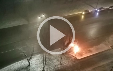 Ночью в Кирове на улице Ленина вспыхнула легковушка