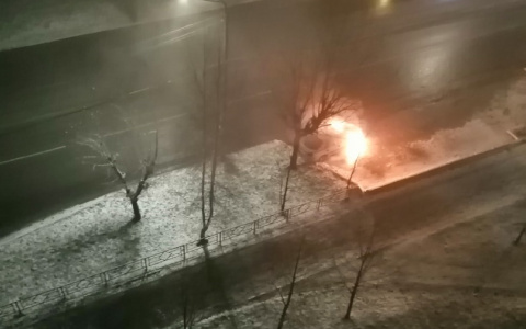 "Никогда не сдам на права": в Кирове у бесправницы на ходу загорелась машина