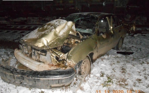 В Кирово-Чепецком районе автомобиль столкнулся с поездом: есть пострадавшие