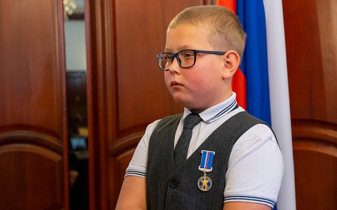 В Кирове наградили 11-летнего мальчика, спасшего из пожара маленькую сестру