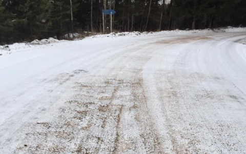 Под Кировом пассажирский автобус съехал с дороги из-за гололеда