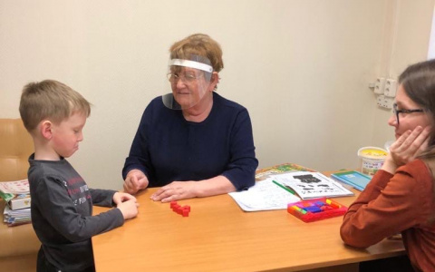 Ребенок не успевает в школе и хамит без причины: специалист советует, что делать