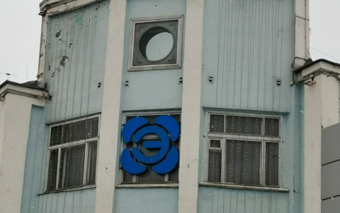 Со здания завода на площади Лепсе исчезли часы