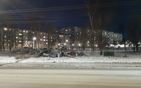 В сквере на углу Профсоюзной снесли кафе