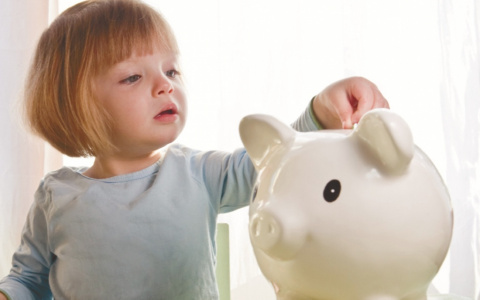 Как научить ребенка обращаться с деньгами?