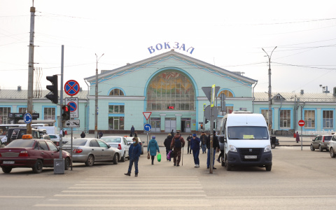 На парковке у ж/д вокзала в Кирове появится тротуар