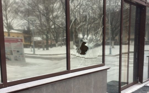 В здании правительства Кировской области вновь разбили окно