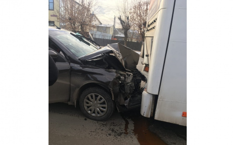 «У водителя «Весты» сломано 11 ребер»: очевидцы о ДТП с автобусом в Нововятске