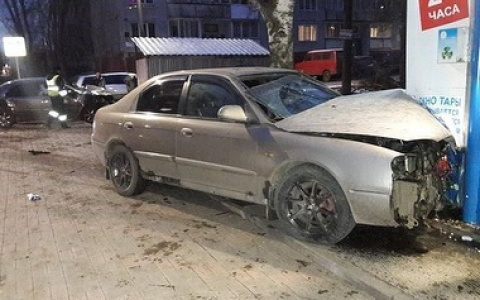 От удара иномарка влетела в киоск с водой: в центре Кирова произошло ДТП с пострадавшими