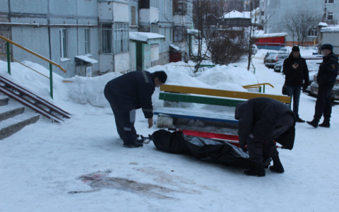 Утром в районе парка Победы из окна высотки выпал 20-летний парень