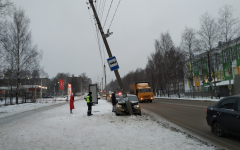 «Хорошо, что в столб, а не в людей»: на Лепсе произошло ДТП