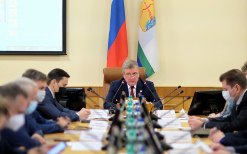 Кировское правительство уезжает из "серого" дома