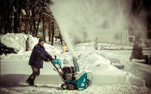 Какой снегоуборщик выбрать для уборки загородного дома?