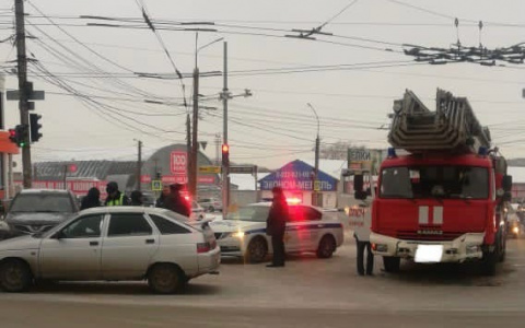 В Кирове при столкновении пожарной машины и ВАЗа пострадали 2 человека