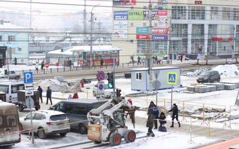 Теперь на такси не подъехать: вдоль вокзала начали устанавливать забор