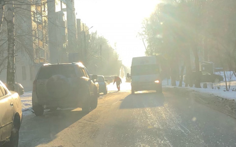 В центре Кирова из-под земли забил фонтан воды высотой в 3 метра